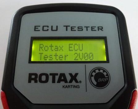 Rotax 276 230) podle následujícího postupu. Odpojte kabelový svazek motoru od ECU. Připojte kabelový svazek testeru ECU k ECU.