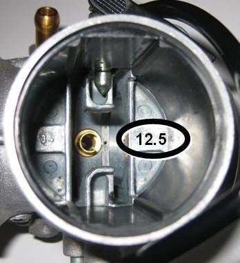 Na vložce karburátoru musí být vidět vyraženo 12,5 Šikmé vrtání vložky karburátoru Válečkový kalibr 0,60 se nesmí dostat do vrtání (používejte sadu měrek