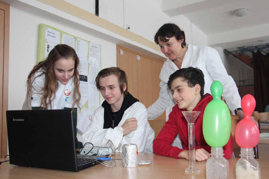 badatelská výuka na eko gymnáziu Laboratoř, bílé pláště, mladí badatelé dychtící po dobrodružství vědy. Obrázek, který se naskytne každé čtvrteční odpoledne.