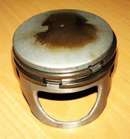 Mřížka je přichycena k výfuku pomocí 4 matic M6 bodově přivařených k výfuku. Nalakoval jsem ji černou lesklou barvou. Za nevýhodu považuji to, že je výfuk vcelku.