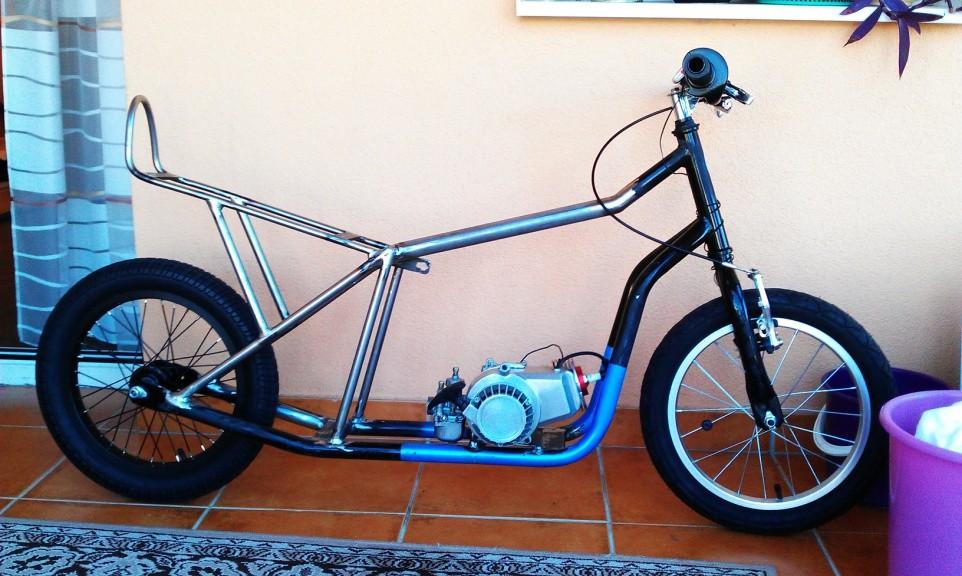 Ve školních dílnách vzbudil můj motocykl celkem rozruch. Především při demonstrativním nastartováním přímo v dílně, kde se poté muselo vyvětrat.