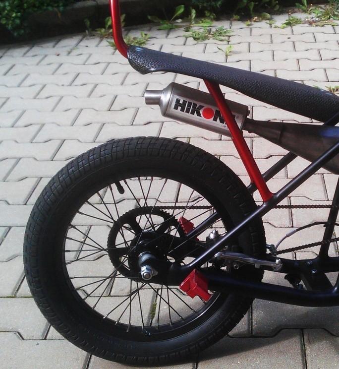 Obrobek jsme upnuli na otočném stole se stupnicí a na svislé frézce se navrtávaly díry.