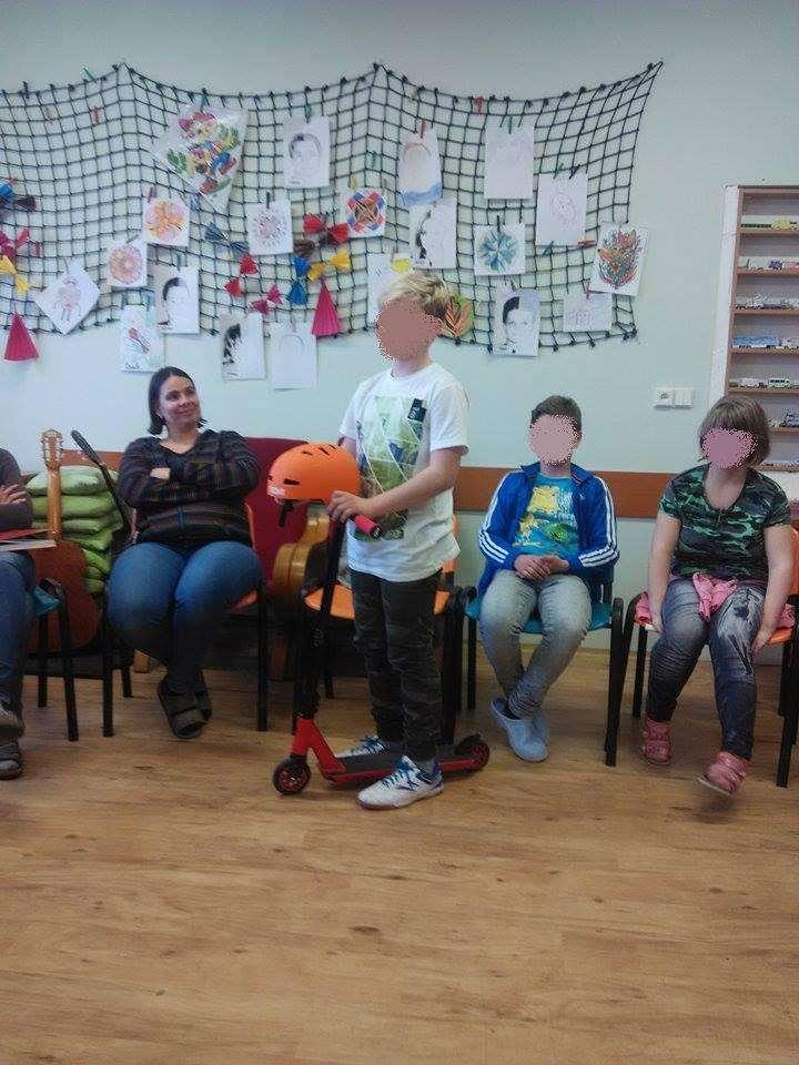 Někdo zpíval, jiný hrál na flétnu, recitoval, žongloval s diabolem či jezdil na koloběžce. Prostě to bylo příjemné dopoledne.
