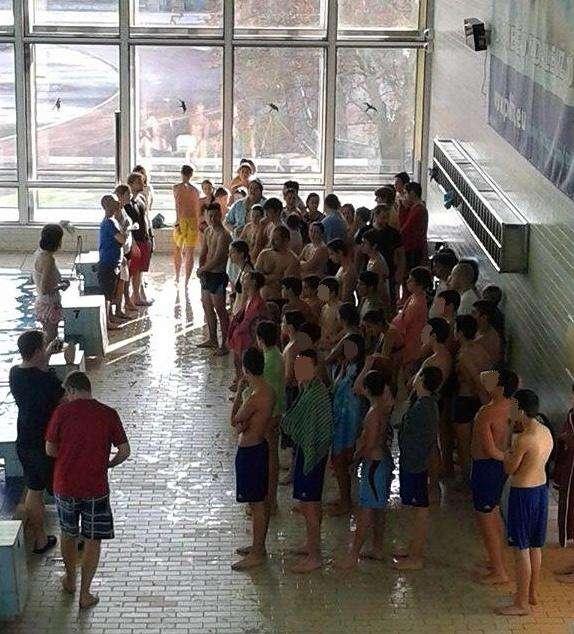Foto : Slavnostní zahájení Plavecké štafety 2016. Foto : Akvárium na klubovně 1. skupiny SVP. O krmení se vždy stará určená služba.