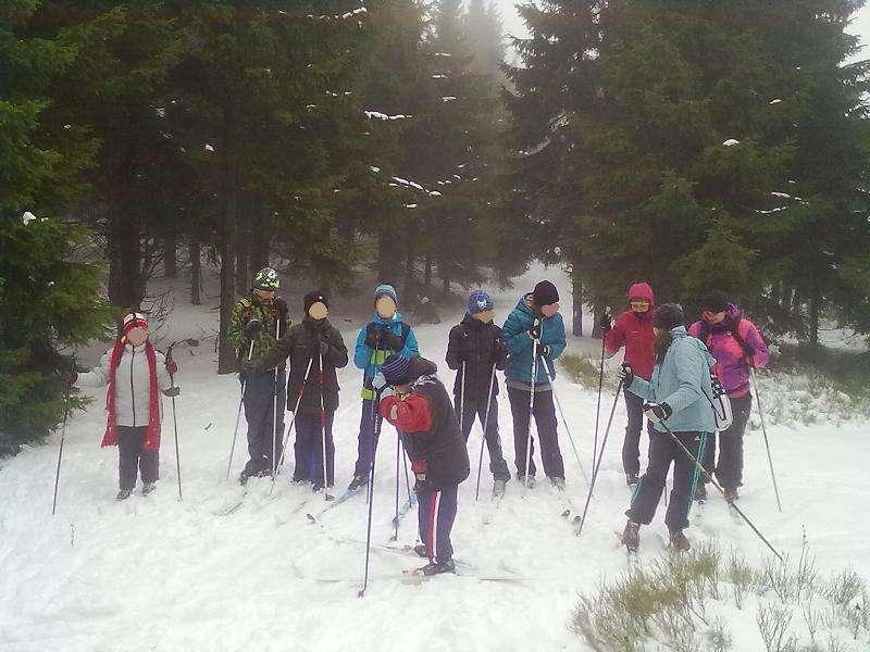 Ale zvládli jsme to všichni. Po nácviku jsme vyrazili na běžeckou túru po turistické cestě okolo Masarykovy chaty. Zdatnější děti jely vpředu, aby si cestu užily.