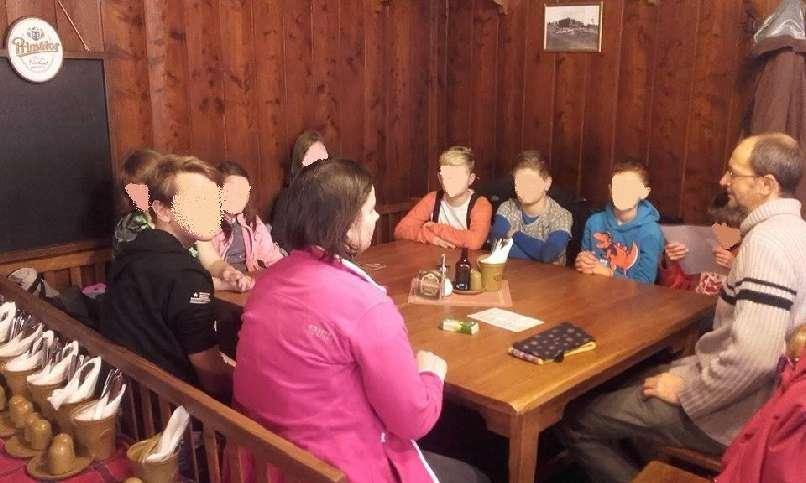 Obě skupinky potom společně dojely k Masarykově chatě, kde se děti občerstvily horkým čajem a pořádně se ohřály. Foto : Brankáři FC HK při rozdávání dárků dětem z SVP a DDÚ. 10.