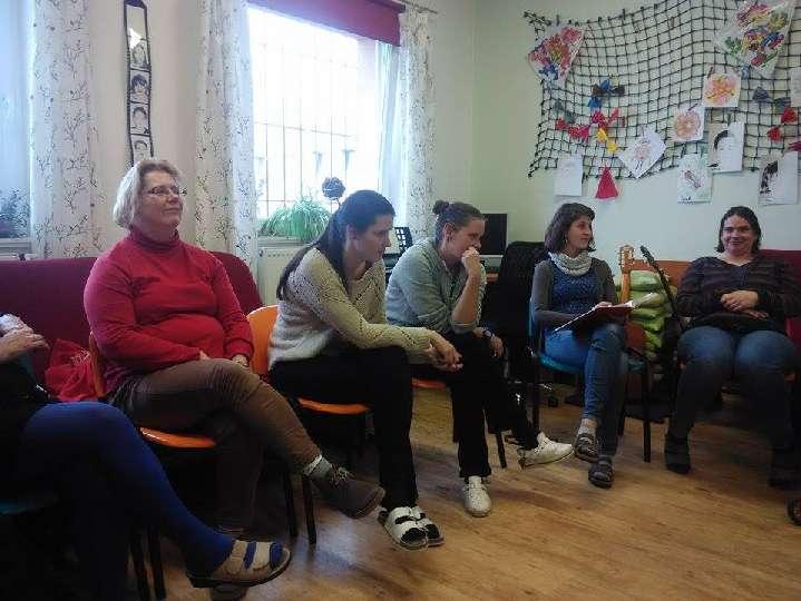 Foto : Děti z 2. skupiny SVP při AVK - aktivitě s využitím koní. Nejdříve jsme Montymu vyčistili srst a kopyta.