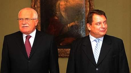 ŘÍJEN 2009 TREFA STRANA 8 Václav Klaus rozumí, národ ovšem NE! Dnešní Klausova láska k Topolánkově ODS je asi tak velká, jako láska Miloše Zemana k Paroubkovo ČSSD.