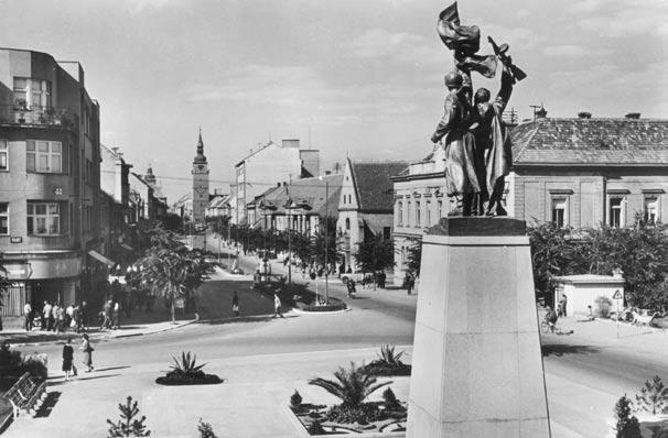 história Pamätníkom osloboditeľov) či na lampiónové sprievody (zasa naopak od Evanjelického domu k mestskej veži, lebo tam bol ohňostroj).