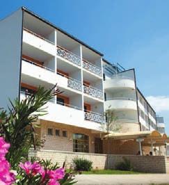 jsou klimatizovány Ubytování: hotel: 2 lůžkové pokoje s možností 1 přistýlky (rodinné pokoje na vyžádání za příplatek), orientace na moře (za příplatek) nebo k místní komunikaci, koupelna, SAT TV,