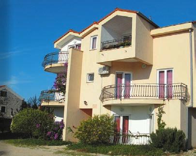 Všechny APT a studia, mají vybavenou kuchyni pro daný počet osob, koupelnu, balkon nebo terasu Ubytování: přízemí 2 x APT 2+2: ložnice s manželským lůžkem, denní místnost s rozkládacím dvoulůžkem,