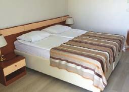 hotelový komplex Punta vila Araussa Poloha: v bezprostřední blízkosti hotelu Punta, na poloostrově v piniovém háji, cca 5 minut chůze od centra města Vodice Ubytování: 1/ 2+1 SUP, TV/SAT, telefon,