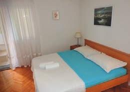 osoba od 18 let: 1,20 EUR/noc, dítě 12 17,99 let: 0,60 EUR/noc je malým, klidným letoviskem na Makarské riviéře a vyniká krásnými plážemi z