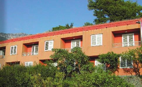rozkládací křeslo pouze pro děti do 12 let Stravování: v restauraci hotelu Podgorka formou švédských stolů vyhlášená kuchyně Pláž: oblázková pláž 80 m, lehátka a slunečníky za poplatek, potápěcí