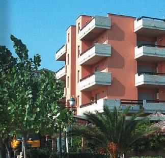 RESORT (cca 750 m) Pláž: cca 50 m rezidence Mac Poloha: rezidence v centru Silvi Marina ležící na hlavní promenádě.