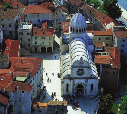 den: dopoledne prohlídka národního parku Plitvická jezera (zařazeného na listinu UNESCO) tvořeného 16 ti terasovitě položenými jezery, propojenými vodním tokem s množstvím vodopádů a peřejí na