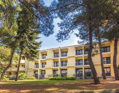 Leží přímo u moře, obklopený borovým hájem a krásnou mediteránskou zelení.