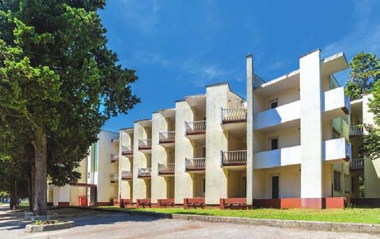 příplatek), depandance trem je turistickým vláčkem, v okolí najdete Jadran: menší, jednoduše zařízené dvoulůžkové pokoje, koupelna, malý balkon, v omezegolf, stolní tenis, plážový volejbal (za