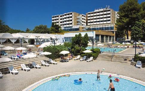 Porečská riviéra nabízí upravené pláže, půjčovny vodních sportů, tenisové areály, mediteránské a stylové restaurace, mnoho barů, cukráren, obchodů, ale i kulturní představení, festivaly hudby,