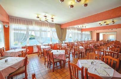 Nabízíme Vám ubytování Poloha: středisko Banjole, cca 6 km od Puly Vybavení: recepce, restaurace, bar s terasou na pláži, vnitřní bazén s mořskou