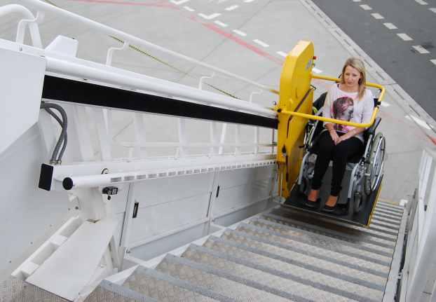 PLOŠINA PRO LETADLOVÉ SCHODY Plošina pro letadlové schody je významným pomocníkem vozíčkářů a hůře chodících osob pro snadný přístup do většiny typů letadel.