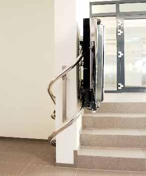 ŠIKMÉ ZVEDACÍ PLOŠINY Ať už máte schodiště standardní, atypické, úzké, spirálovité či jakkoliv kombinované, šikmé zvedací schodišťové plošiny pro vozíčkáře přizpůsobíme na míru vždy k Vaší plné