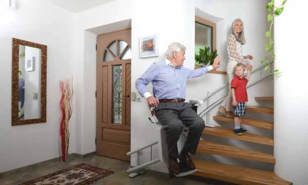 SCHODIŠŤOVÉ SEDAČKY Schodišťové sedačky jsou skvělou volbou na překonání schodišťových bariér pro hůře chodící, seniory nebo lidi po úrazu.