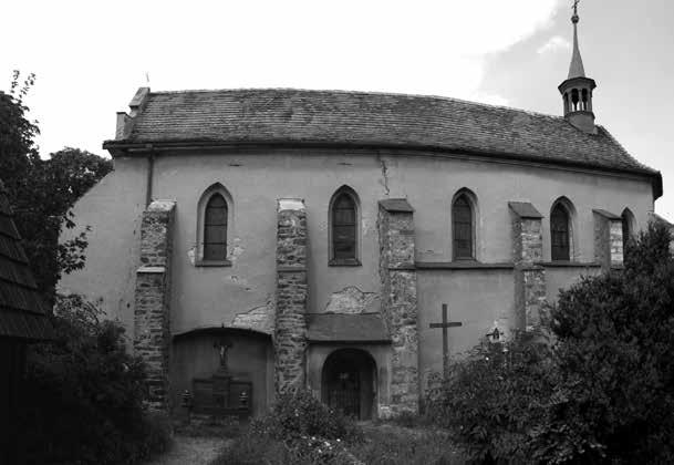 jsou uloženy dva nevelké soubory mladohradišní keramiky, oba bez bližší lokalizace. 3) Jižně od kostela se nacházelo tvrziště, 4) které však bylo rozvezeno a zplanýrováno již v 19. století.