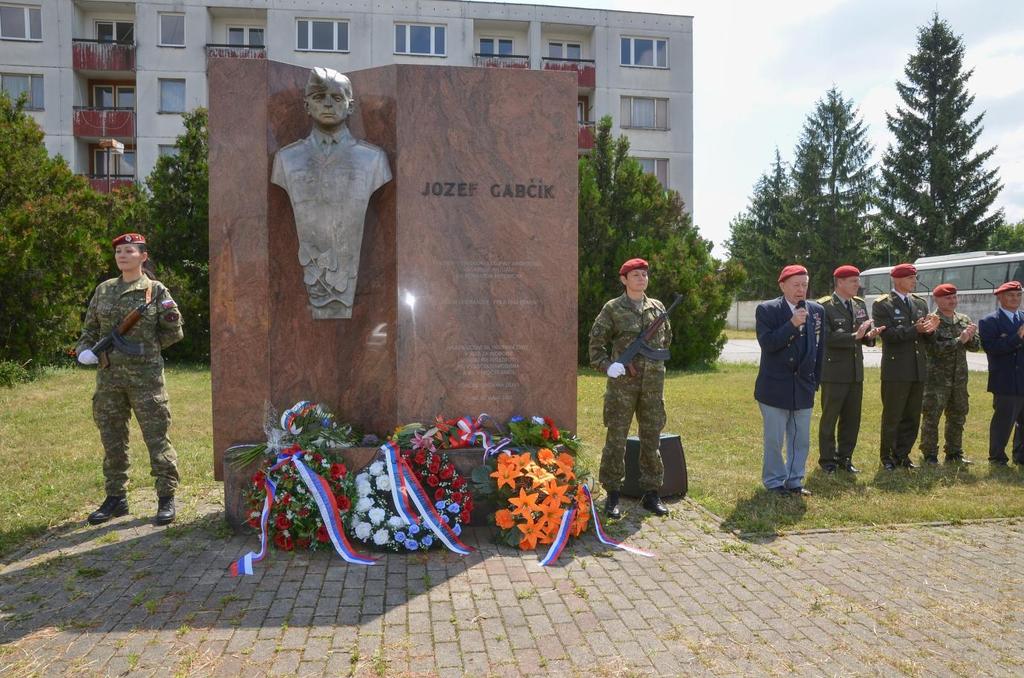 (16.7. došlo k úplnému uzavretiu cesty I/18 pod Strečnom spojnica Žilina Vysoké Tatry na 2 týždne), my sme to 6.7. ešte stihli, - kniha Pozor, skáču veteráni! je už v knižnici 5.