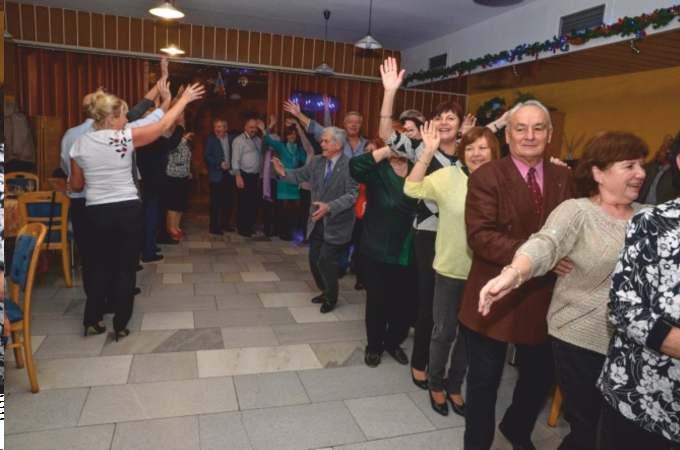 Mikulášský večírek Poslední akcí konanou v roce 2017 byl 9.12. Mikulášský večírek jako obvykle u Tří bříz. Na této společenské akci bylo přítomno 59 našich členů.