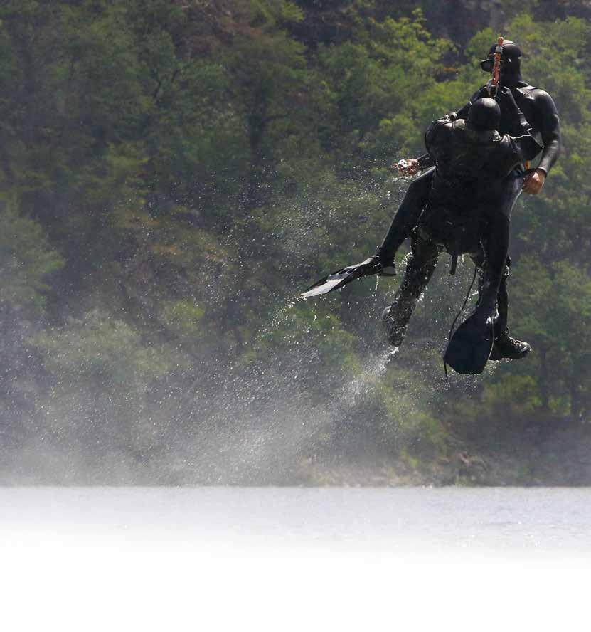 Výcvik potápěčů 15. ženijního pluku na Dalešické přehradě tenkokrát podpořily i vrtulníky 22.