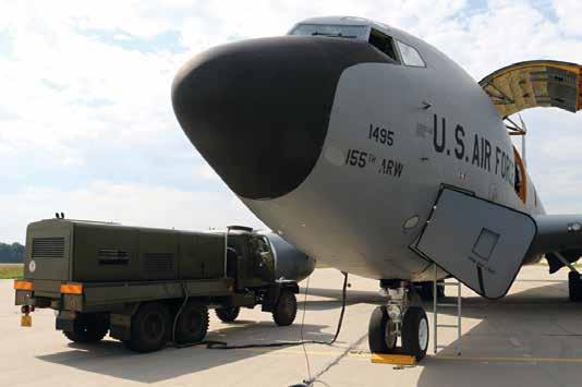 Málo známou skutečností je, že létající tanker KC-135 je věrným souputníkem, pro někoho až mladším bratrem slavného bombardéru B-52.
