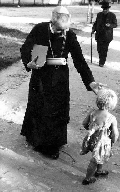 Biskup Pavel Petr Gojdič na Velehradě v roce 1936 (Archiv ŘKF Velehrad) Kristu se měl připodobnit také svojí smrtí. Zemřel na následky špatného zacházení a zde získaných nemocí v den svých 72.