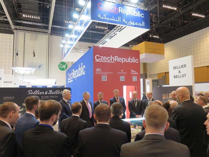 Slavnostní zahájení české účasti na veletrhu IDEX 2017 - velvyslanec ČR v Abú Dhabí A. Sporýš, NM obrany T. Kuchta, vojenský a letecký přidělenec plk. M. Bláha, prezident AOBP J.