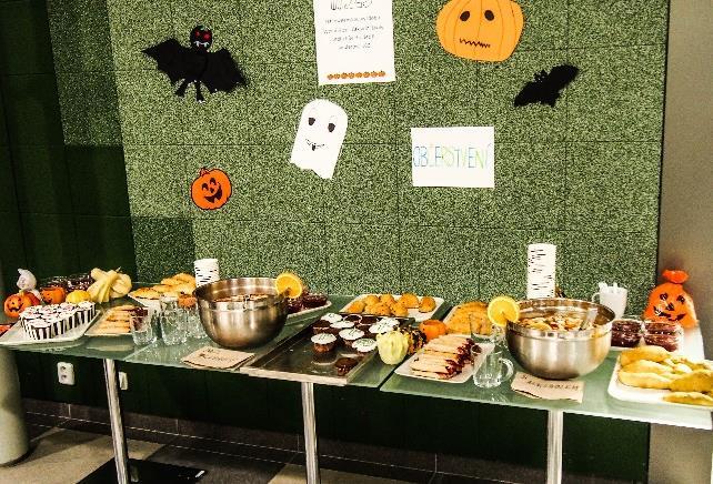 1 Program a průběh Halloweenu Halloween započal v 16:30 ve dvoraně Fakulty managementu.