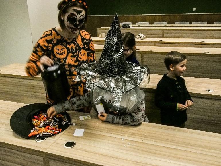 1.2 Kouzelně strašidelný svět pro děti Ke kouzelně strašidelnému světu jsme využili učebnu 109. Vyzdobili jsme ji Halloweenskou tématikou a nechali jsme zatemněno pro tu správnou atmosféru.