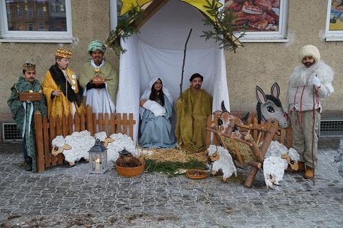 Druhá středa v prosinci je na naší škole spojena s celostátní akcí - ČESKO ZPÍVÁ KOLEDY Také letos jsme se rozhodli, že koledy nebudeme zpívat ve škole, ale na náměstí.