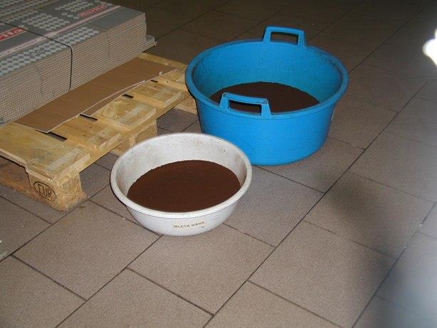 Prostor navažování surovin, zbytky nečistot na váze,