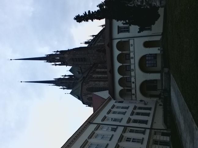 Fotograf zde zachytil Biskupsky pala c a v pozadı Katedra lu svate ho Petra a Pavla.