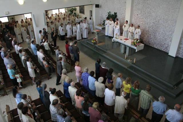 Církev jako společenství lidí Církev jako společenství lidí, kteří přijímají Bibli jako slovo Boží a věří v