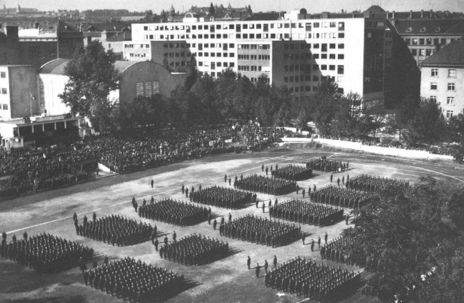 VOJENSKÁ TECHNICKÁ AKADEMIE V BRNĚ (1951) zřízena rozkazem prezidenta republiky v srpnu 1951 vznikla přeměnou VŠT, zrušené v říjnu 1951 měla šest fakult oddělení strojního inženýrství