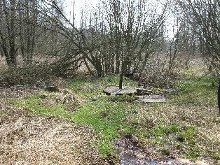 k. ú. Mostek u Křižovatky. Do roku 1959 byl pramen zachycen ve dřevěném sudu. Poté byla nahrazena stará jímka betonovou skruží.