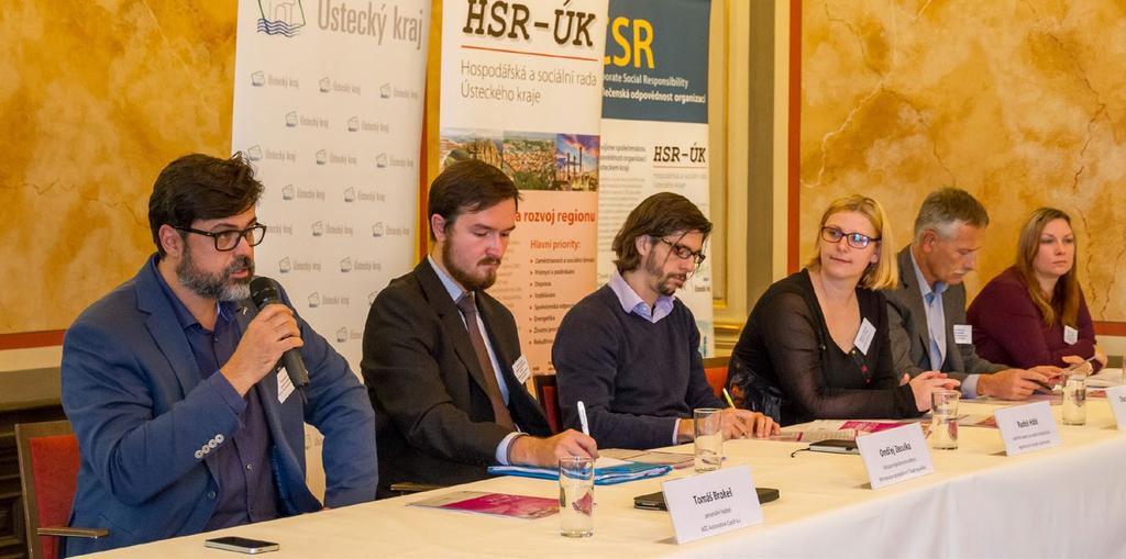 SOCIÁLNÍ FÓRUM ÚSTECKÉHO KRAJE 2017 PANELOVÁ DISKUZE Diskutované oblasti k řešení problematiky Exekuce jako takové nepostihují pouze samotného dlužníka, ale celou jeho rodinu to s sebou nese
