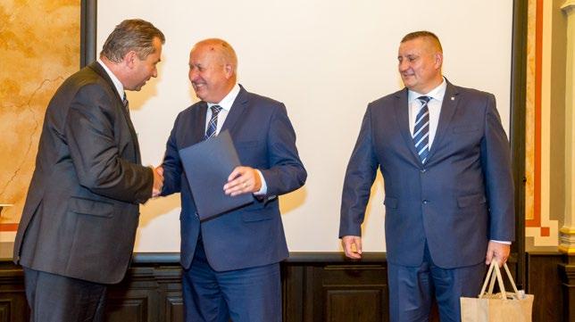 ÚČASTNÍCI SOUTĚŽE CENY ÚSTECKÉHO KRAJE ZA SPOLEČENSKOU ODPOVĚDNOST Podnikatelský sektor nad 1000 zaměstnanců: AGC Flat Glass Czech a.s. Krajská zdravotní, a.s. Severočeské doly a.s. Unipetrol RPA, s.
