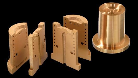 ÚVOD 1 ÚVOD Technologie selective laser melting (SLM) je aditivní technologií založenou na postupném tavení kovového prášku pomocí laseru.