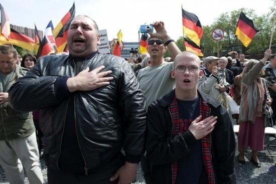 Na některé skupiny jsou podle nich napojeni i čeští neonacisté a inspirují se postupy německých
