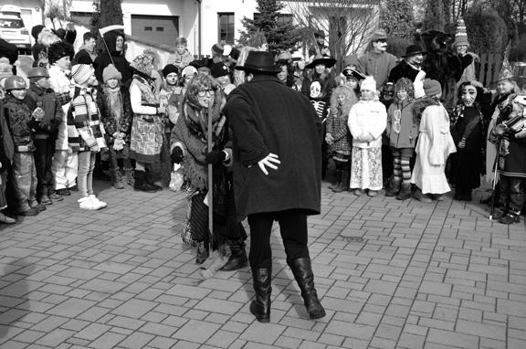 zpravodajství obce 5 Masopustní veselí ve Stěžerách Stěžery - Z historie víme, že počátky původu masopustních obchůzek souvisely s oslavami zimního slunovratu, později se přenesly do předjarního času