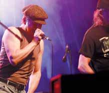 Ve stejném duchu pokračoval festival i další kapelou z Britských ostrovů, v zastoupení olomouckého kvinteta Status Quo tribute band.