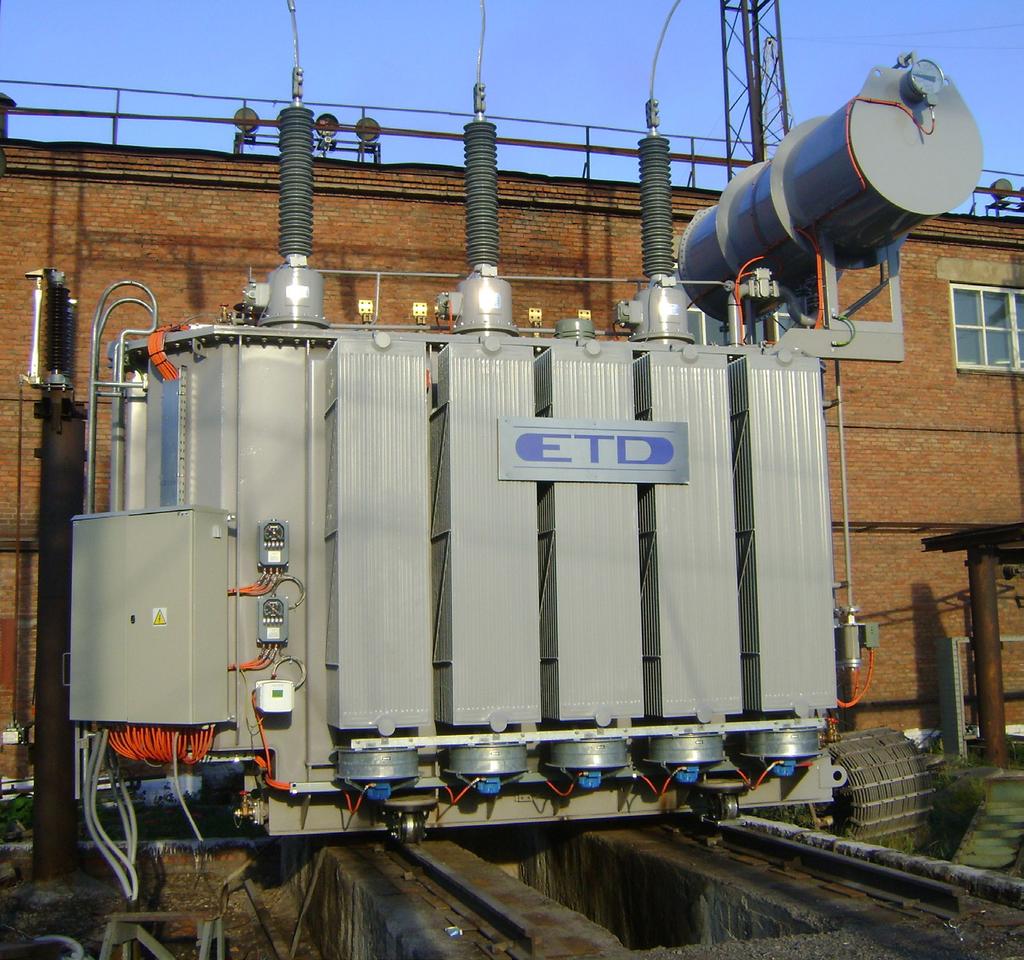 TRANSFORMÁTOR 40 MVA 115 ± 9x1,78% / 10,5 / 10,5 kv Vyrobeno pro: Magnitogorský metalurgický kombinát, Rusko Typický představitel transformátoru se štěpeným vinutím vyrobeným podle standardu GOST.