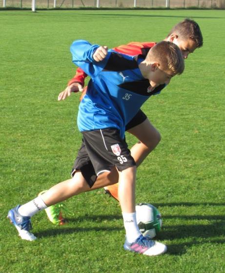 cvičení: Dva týmy po 4 hráčích Hřiště rozdělíme na 4 podélné prostory (vždy se šířkou 8 m) V každém vymezeném prostoru jsou vždy 2 hráči Kolem hřiště máme vždy připravené rezervní míče Po obejití